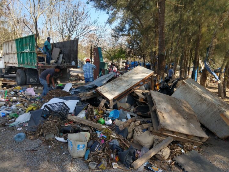 Retira Gobierno de Matamoros de desechos en el área que ocuparon los migrantes