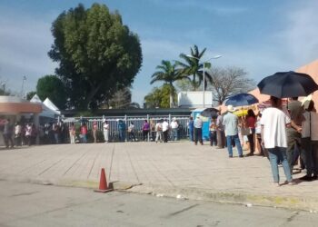 Soportan abuelitos calor en filas de módulos de vacunación anti-Covid