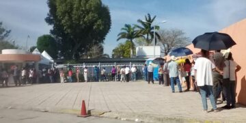 Soportan abuelitos calor en filas de módulos de vacunación anti-Covid