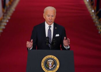 Lucha contra covid ‘está lejos de terminar’, advierte Biden