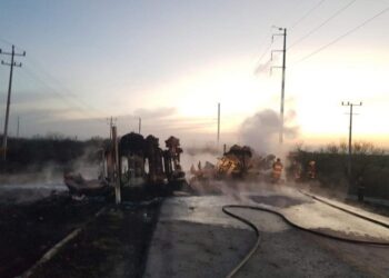Mueren 12 personas en colisión entre pipa y camión en Nuevo León