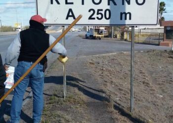 Instalan señalamientos viales en seis colonias de Nuevo Laredo