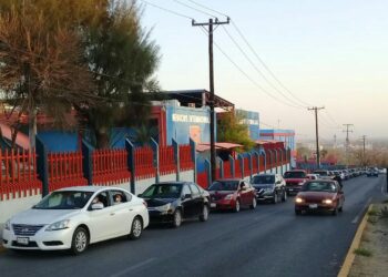 Arranca con dos kilómetros de fila módulo de vacunación anti-Covid en UAT