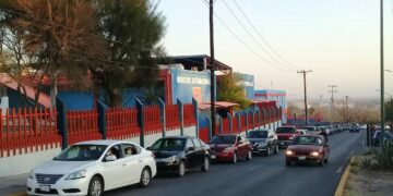 Arranca con dos kilómetros de fila módulo de vacunación anti-Covid en UAT