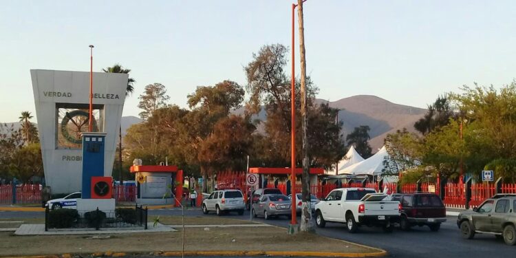 Arranca con dos kilómetros de fila módulo de vacunación anti-Covid en UAT