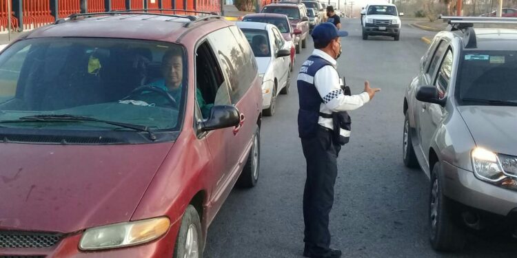 Arranca con dos kilómetros de fila módulo de vacunación anti-Covid en UAT