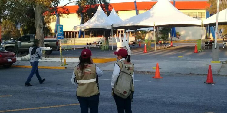 Arranca con dos kilómetros de fila módulo de vacunación anti-Covid en UAT