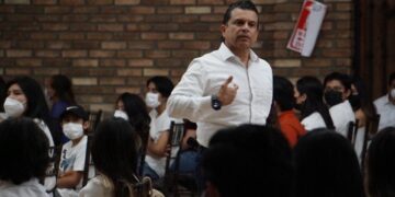 Se reúne Eduardo Gattás con jóvenes victorenses