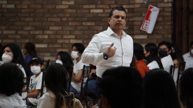 Se reúne Eduardo Gattás con jóvenes victorenses