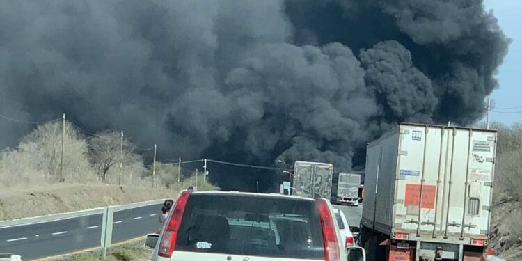 Cierre parcial de autopista Linares-Monterrey por accidente de pipa