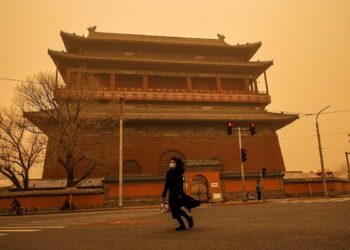 Gran tormenta de arena azota Pekín y agrava contaminación