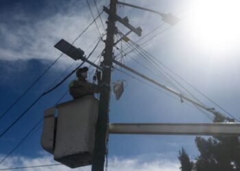 Otro juez también ordena freno a ley eléctrica