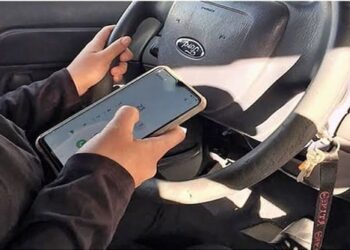Multa por usar celular al manejar, lo más común, reporta Tránsito local