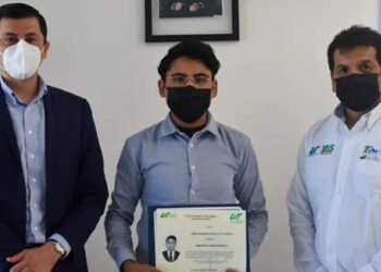 Inicia entrega de títulos universitarios en la UTNL de dos generaciones