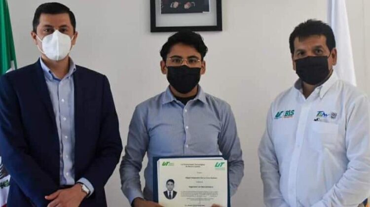 Inicia entrega de títulos universitarios en la UTNL de dos generaciones