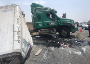 Vuelca tráiler cargado con azúcar en la carretera Victoria-Tampico