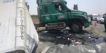 Vuelca tráiler cargado con azúcar en la carretera Victoria-Tampico