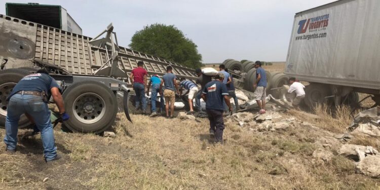 Vuelca tráiler cargado con azúcar en la carretera Victoria-Tampico