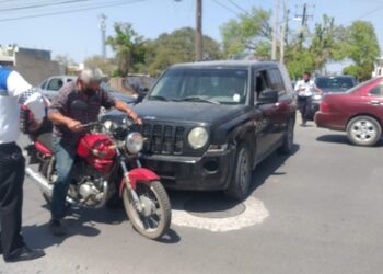 Camioneta impacta a motocicleta y lesiona a conductor