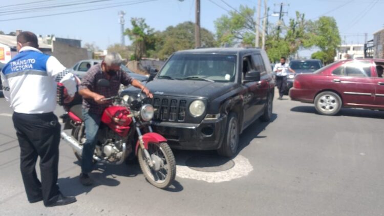 Camioneta impacta a motocicleta y lesiona a conductor