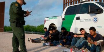 Capturan a 110 indocumentados en caja-tráiler