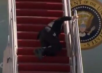 Tropieza Biden al subir escaleras de avión presidencial