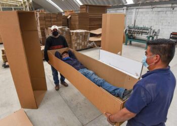 Ante crisis, venden ataúdes de cartón; aguantan 125 kilos