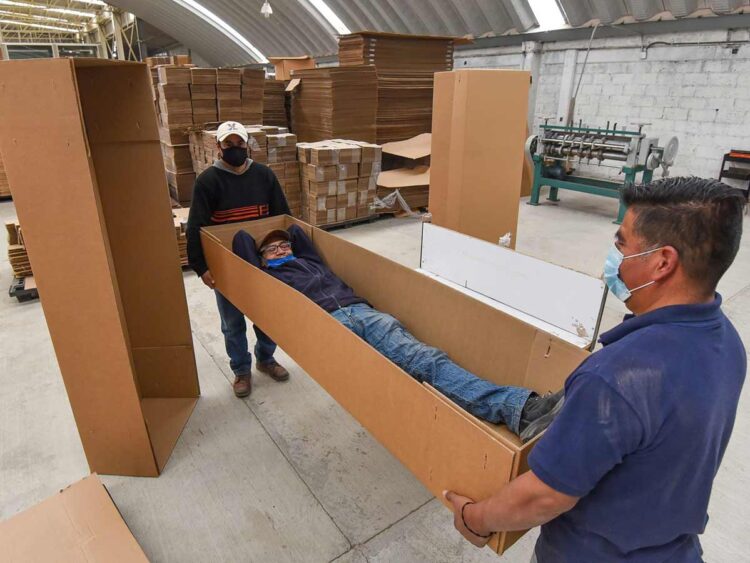 Ante crisis, venden ataúdes de cartón; aguantan 125 kilos