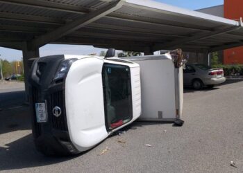Vuelca camioneta en estacionamiento