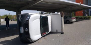 Vuelca camioneta en estacionamiento