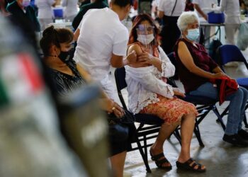 Estados Unidos descarta compartir vacunas covid con México