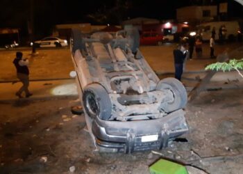 Doble volcadura deja tres lesionados en Libramiento Naciones Unidas