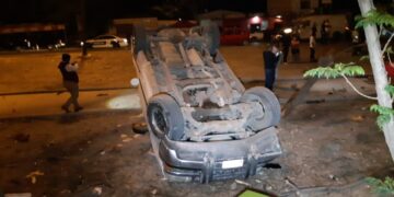 Doble volcadura deja tres lesionados en Libramiento Naciones Unidas