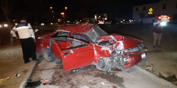 Doble volcadura deja tres lesionados en Libramiento Naciones Unidas