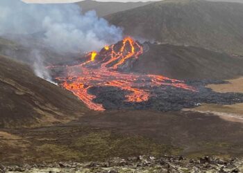 Río de lava fluye en Islandia tras erupción volcánica