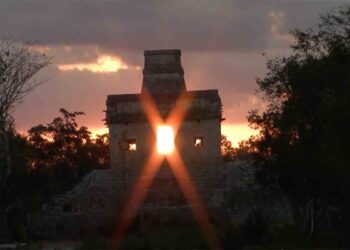 Espectacular equinoccio de primavera en el templo de las 7 muñecas en Dzibichaltún