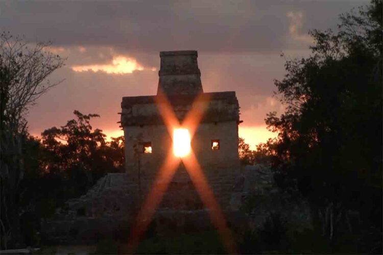 Espectacular equinoccio de primavera en el templo de las 7 muñecas en Dzibichaltún