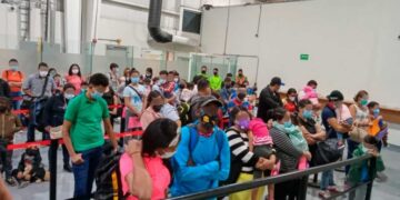 Detienen a 95 migrantes en aeropuerto de Monterrey
