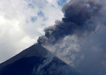 Cierra Guatemala principal aeropuerto del país por volcán Pacaya