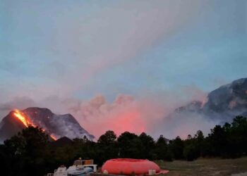 Reportan fuera de control incendio forestal en Santiago, Nuevo León