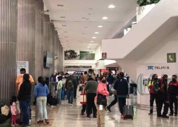 Abarrotado, así luce este viernes el AICM por Semana Santa