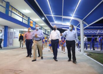Inaugura Arturo Sanmiguel malla  sombra e iluminación en la UAT