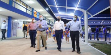 Inaugura Arturo Sanmiguel malla  sombra e iluminación en la UAT