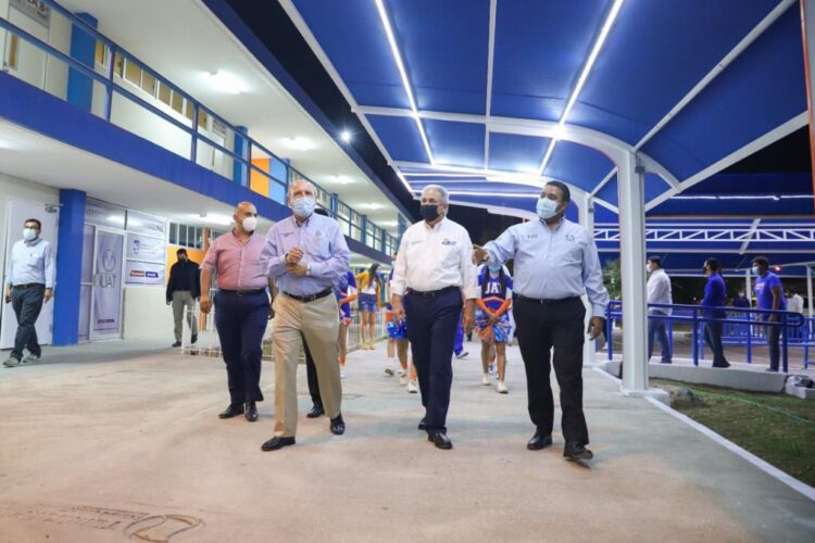 Inaugura Arturo Sanmiguel malla  sombra e iluminación en la UAT