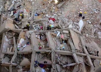 Al menos 18 muertos tras derrumbe de edificio en El Cairo