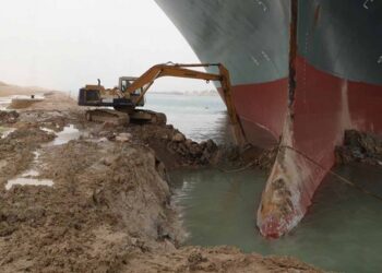 Barco encallado en Canal de Suez se mueve levemente