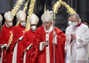 Este año es más duro, la crisis pesa: Papa en Domingo de Ramos