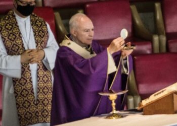 Suspenden iglesias procesiones, lavatorio de pies y adoración de la cruz