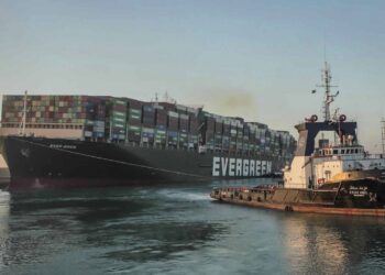 Retiran buque varado en Canal de Suez y reanudan el tráfico