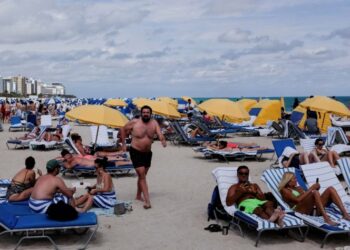 Gobierno de EU alerta sobre ‘inminente’ cuarta ola de covid